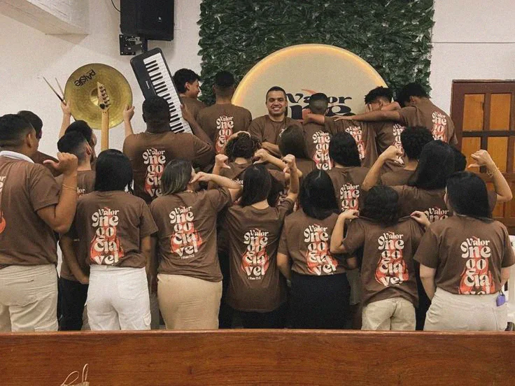 Camisetas personalizadas para grupo de igreja com estampa temática.