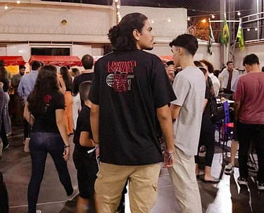 Detalhe de camiseta personalizada para evento de igreja.