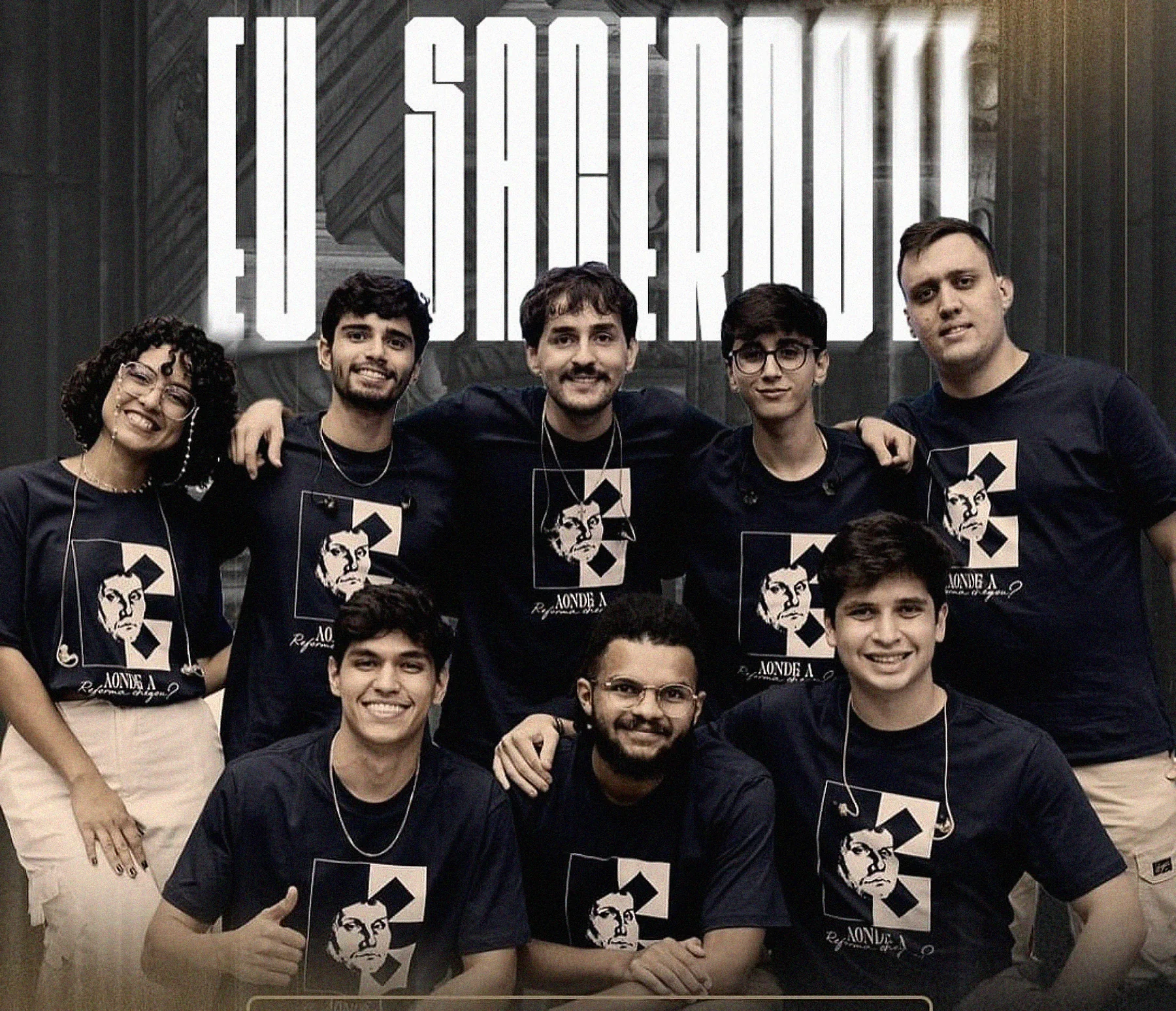 Grupo de jovens usando camisetas personalizadas para igreja em evento cristão.